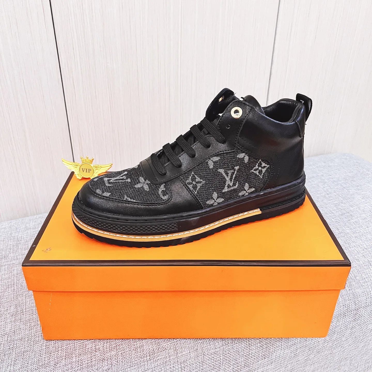 🚘🚘Factory batch 440💰[LV]🔥Louis Vuitton, high-end men's shoe brand, official website 1:1 latest masterpiece: the upper is made of first-layer cowhide imported from Italy with a comfortable and breathable lining➕original non-slip and wear-resistant outsole🔥, making walking more convenient and comfortable! An exclusive new model, a stunning work, a beautiful 1:1 replica [color] compared to the official quality! Create a fashionable personality to set off your uniqueness! A must-have for trendy men! Classic 🔥Size: 38-44 Color: 🔥 2⃣️colors available🔥.